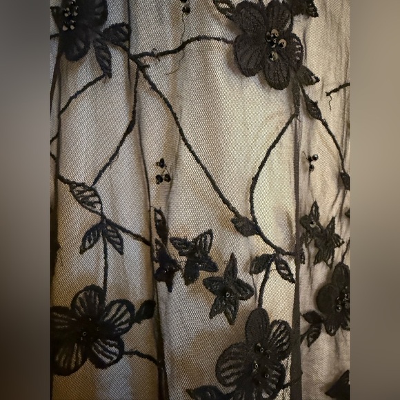 Rachelle Elegant Black Floral Embroidered Skirt - Picture 6 of 9